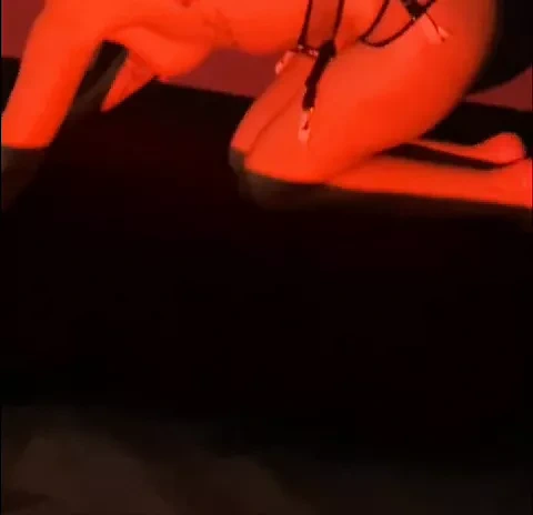 iç çamaşırlarımla poz veriyorum