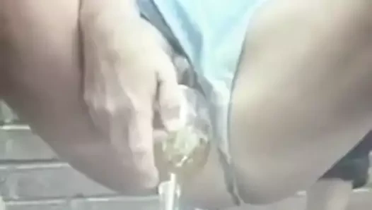 Mijando hiçbir copo e bebendo