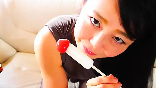 Azgın Asyalı orta yaşlı seksi kadın şeker yarağını emiyor