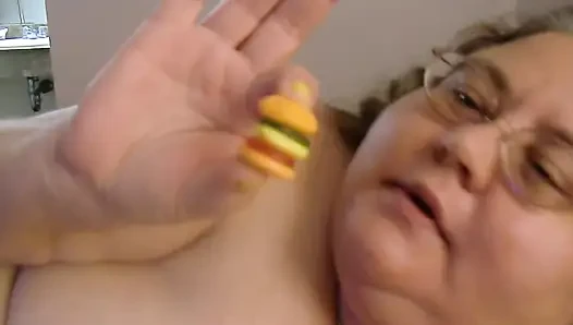 Çıplak iri güzel kadın senin için mini burger yiyor dev kadını azdırıyor