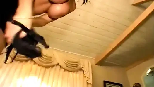 Kaal hoofd blanke man neukt weelderige latina hard nadat ze aan haar voeten heeft gezogen