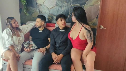 Vaaz vermek için partnerimle gidiyorum ve sonunda iki kızla sert sikişiyoruz