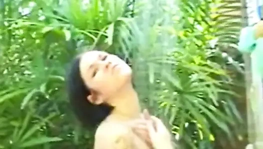 Sevimli genç allie duşta amcık mastürbasyonu açık havada