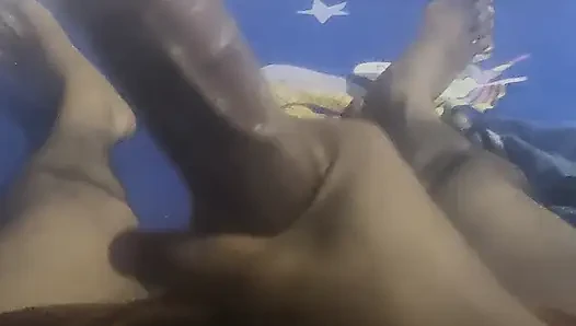 Üvey kız kardeşim penisimi elinde tutuyor ve sallıyor