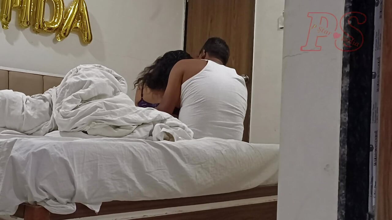 Hintli yeni evli çift odada seks - sari seks - sari kaldırdı ve eşek şaplak attı