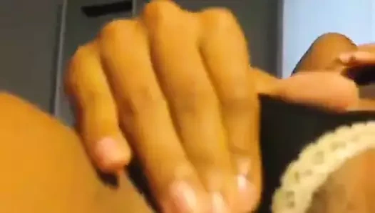 siyah kız parmak onu KEDİ ile külot üzerinde