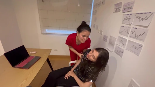 Tıp fakültesi öğrencim beni aldatıyor ve ofisimde çırılçıplak kalıyoruz