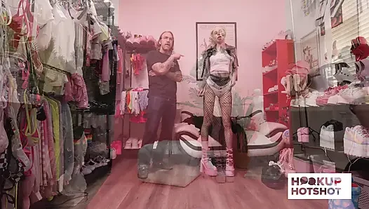 BTS - Sasha Beart sahne arkasında eğlenceli bir anda kıyafetler deniyor!