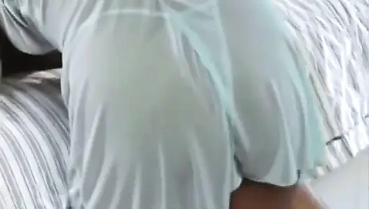 Sarışın arkadaşı izlerken adam esmerin tatlı amını yalıyor