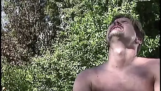 Küçük memeli genç kız dışarıda sikilmeyi seviyor