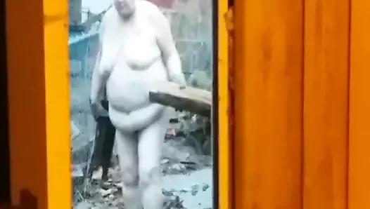 Şişman olgun eş yakacak odun getiriyor