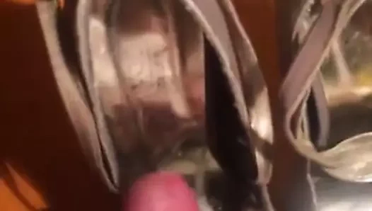 Flevostel'in topuklu ayakkabıları için boşalıyor