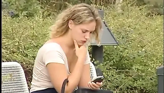 Sevimli sarışın piliç açık havada sert yarak emiyor