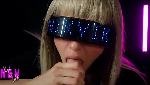 Cyberpunk kız açgözlü bir şekilde hayranının tüm döllerini emiyor