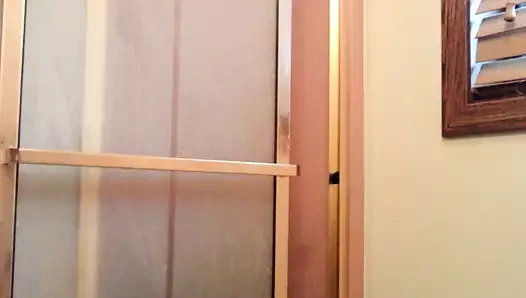 Duş aldıktan sonra boşalıyor