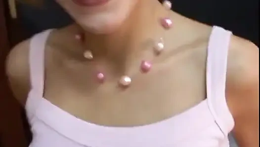 Büyük sert yarağıma tükür, genç sürtük. Ağzını doldurup içine boşalmak istiyorum