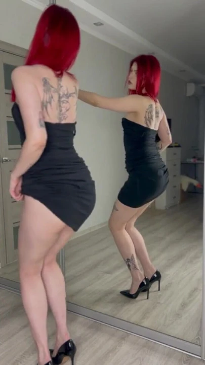 Uzun siyah dar elbiseli seksi kızıl saçlı dans ediyor | Klip 1