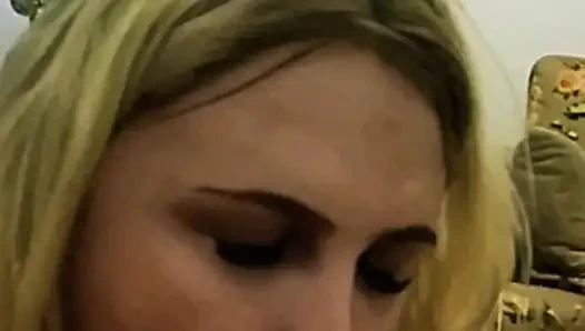 Sarışın seksi Türk MILF Sakso çekiyor.