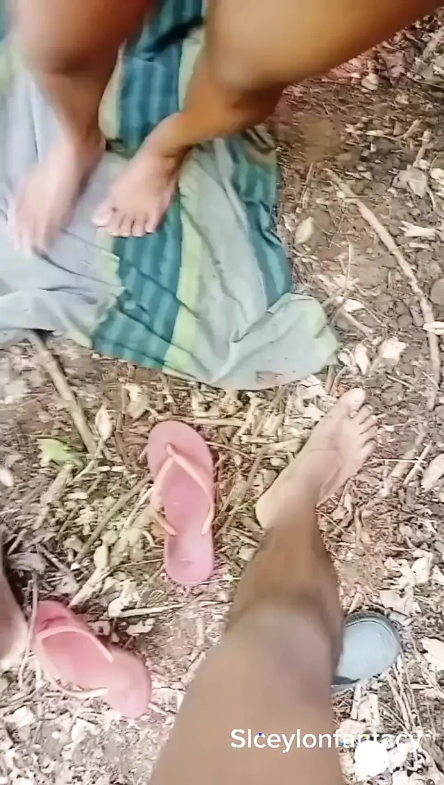 Kocası Ormanda Çalışırken Evli Kadın Komşusuyla Sikiliyor