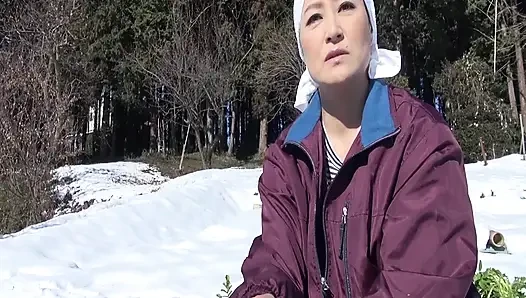 A140G12 Karda Çin lahanası hasat eden olgun bir kadın, içgüdüsel seksle arzuyla bir ahırda çılgınca kırbaçlıyor ve doruklara ulaşıyor!
