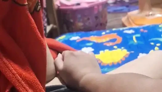 Orgazm olana kadar karısını parmakladı