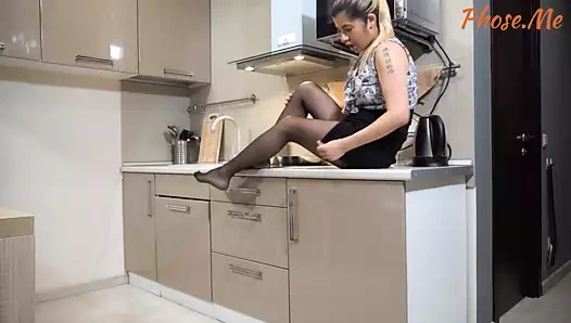 Sarışın milf lika koyar üzerinde ona siyah külotlu çorap ve dalga geçiyor içinde the mutfak