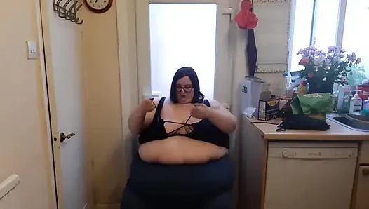 Ssbbw yeni bikinili şişman göbek götünü deniyor