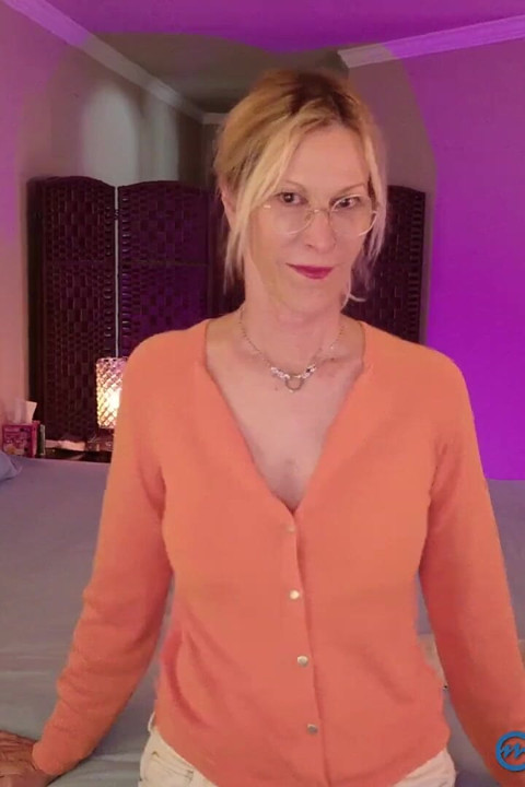 Serbest kalan aç orta yaşlı seksi kadın öğle yemeğinde sikişiyor! Jess Ryan