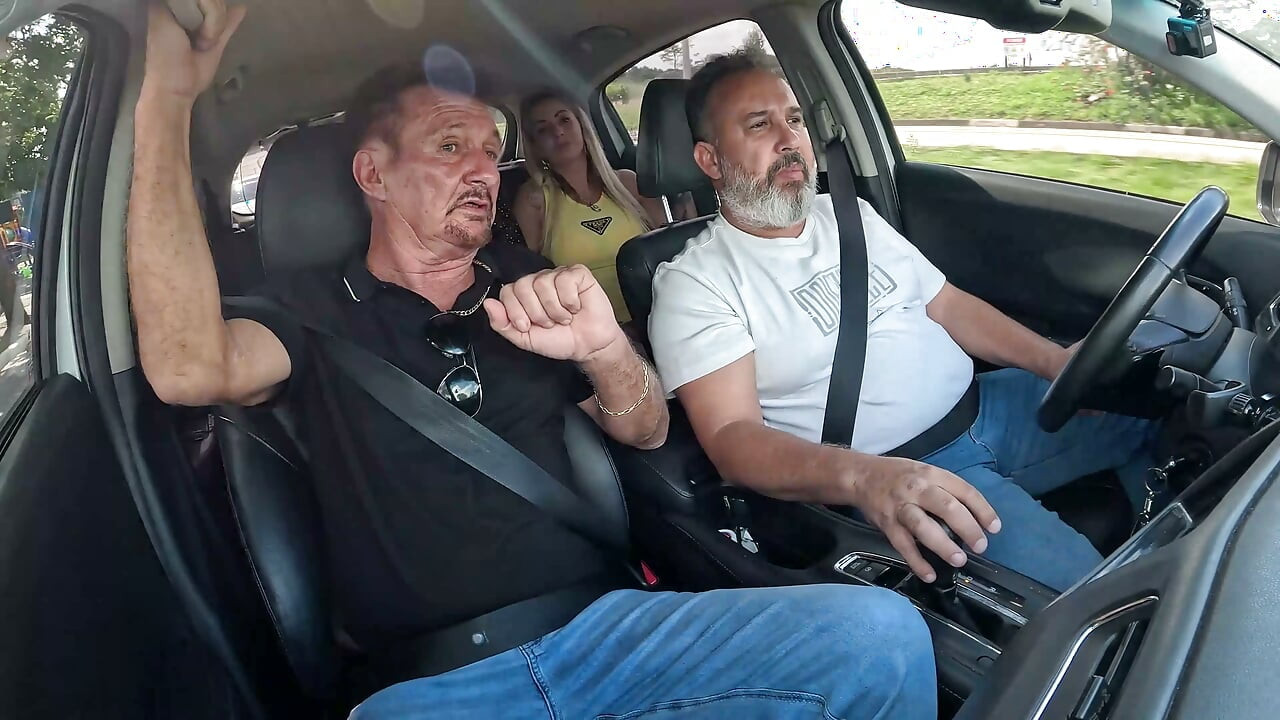 Carlos Urach, Ted's Ride ile İki Güzel Kız ile Çıkış Yapıyor