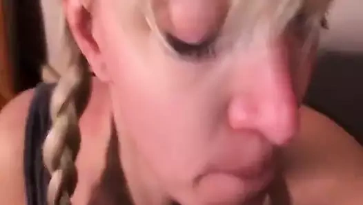 Sikimi emmek için bu sıcak sarışını bulduğum için şanslıyım