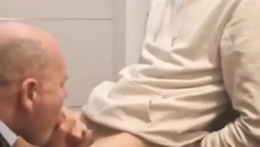 Honza seksi sıska adam yüzüme boşalmayı baştan çıkarıyor