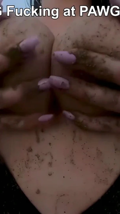 Pawgqueen Ryan Smiles plajda amına biraz kum alıyor | Klip 3