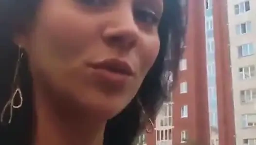 Dükkan tuvaletinde amcığı tıraş ediyor