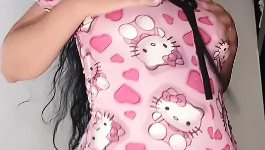 Kıyafetlerimi şehvetli bir şekilde çıkarıyorum ve sonunda mastürbasyon yapıyorum ve fışkırtıyorum