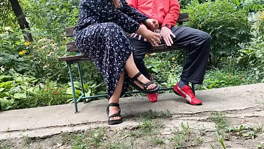 Aldatılan kocanın kıvrımlı karısı açık havada cum alır