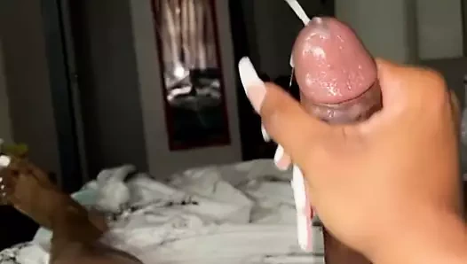 Büyük yaraklı siyah transeksüel yarak boşalması