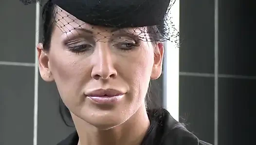 Büyük sahte memeli orta yaşlı seksi kadın iyi sikiştikten sonra ağzına ve bir bardak sodaya boşalıyor