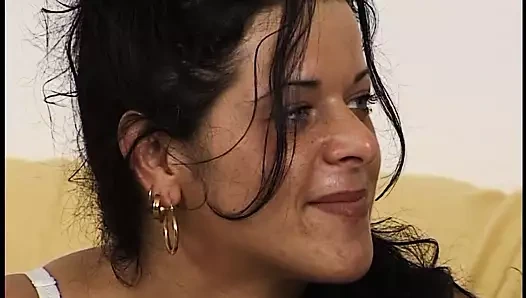 brunette zuengelt sich durchs Casting