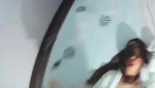 Kocası karısını arkadaşıyla yakalıyor. gerçek aldatma