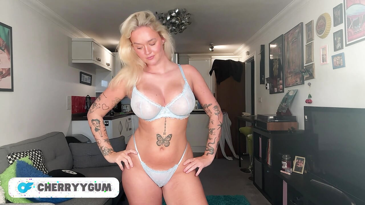 Çıplak tombul genç kız bikini ve iç çamaşırlarını görmeye çalışıyor