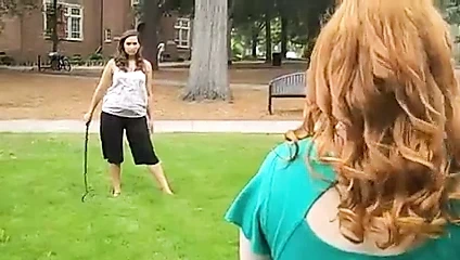 Kadınlarla kamçıyla dövüş