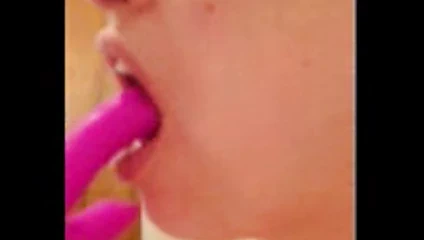 emme üzerinde ona oyuncak