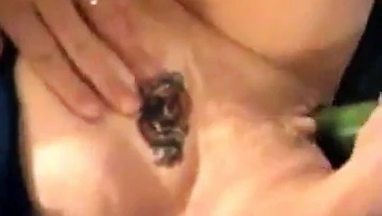 Ağır deldi + dövmeli beyaz çöp treyler parkı kraliçesi