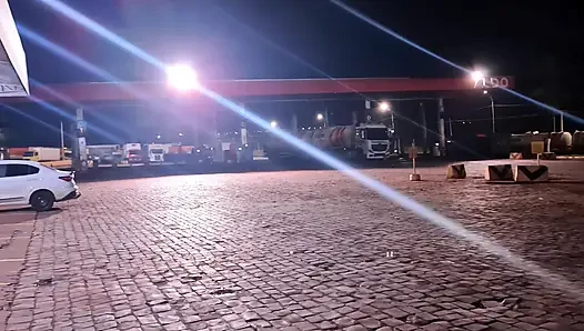 Kamyoncu benim karımın poposunu kamyonda beklerken sikiştirdi