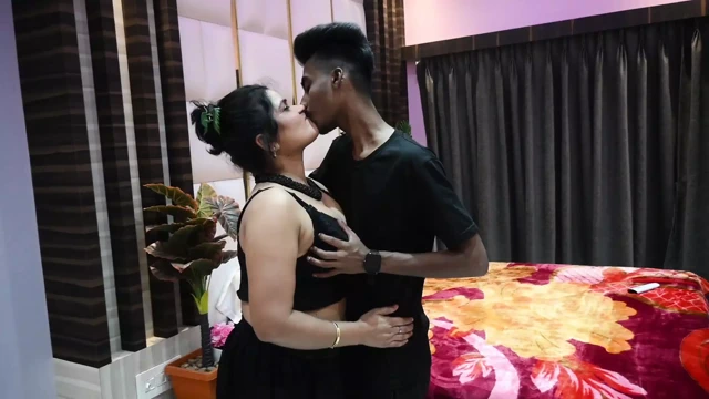 Yönetmen bir kızı sert sikmeyi öğretiyor