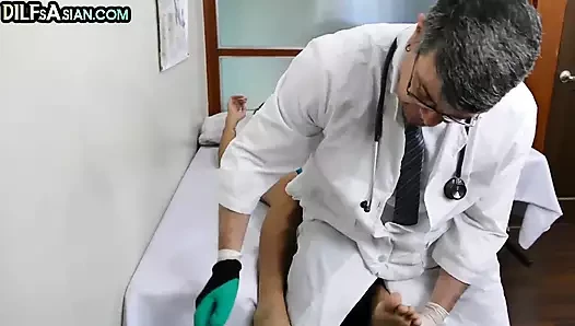 Olgun eşcinsel doktor sıska Asyalı ibneyi gıdıklıyor ve sikiyor