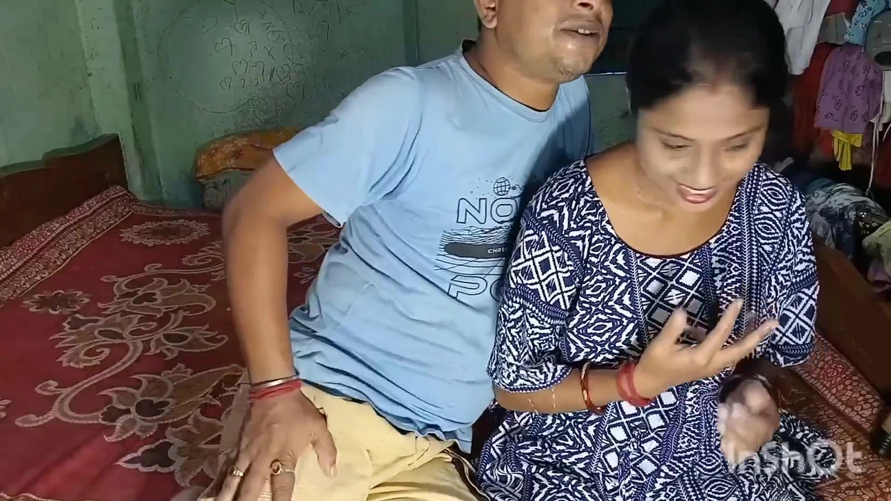 भारतीय चाची पинки नग्न है और हिंदी व बंगाली में गंदी बात करते हुए लंड को सलाम करती है