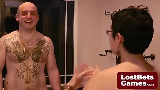 Striptiz hafıza oyunu cazibesini ve güzelliğini gösteriyor