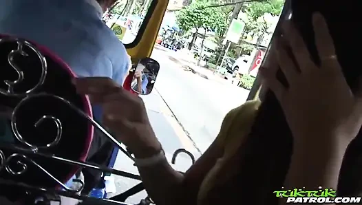 Sıska Taylandlı Asyalı her iki delikten sikiliyor