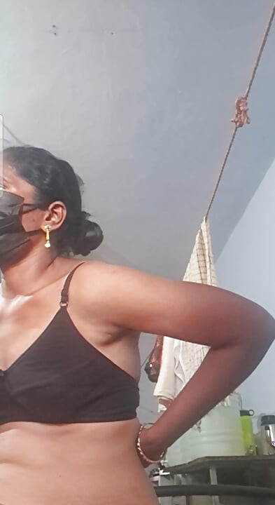 Tamil aunty fingering and urine passing